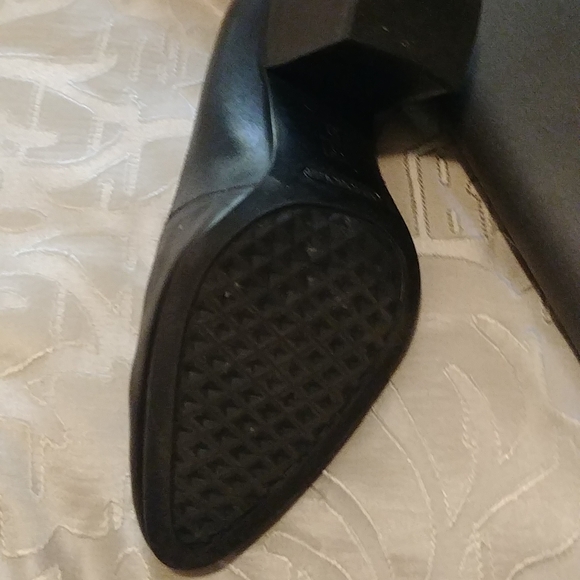 Aerosoles leather 2 1/2 inch heels with heel rest. - Picture 4 of 5